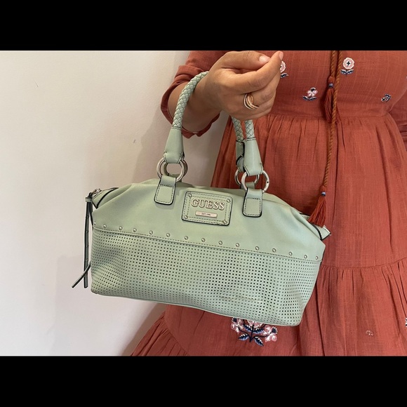 It’s original Guess bag I had hardly used it six months that do not continues - Picture 6 of 6